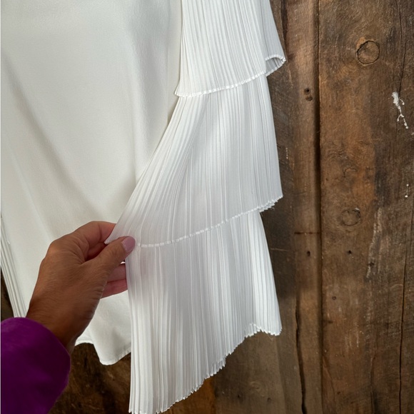 Club Monaco Cream Silk Lined Top with Pleated Sleeves- Size XSmall - Picture 3 of 8